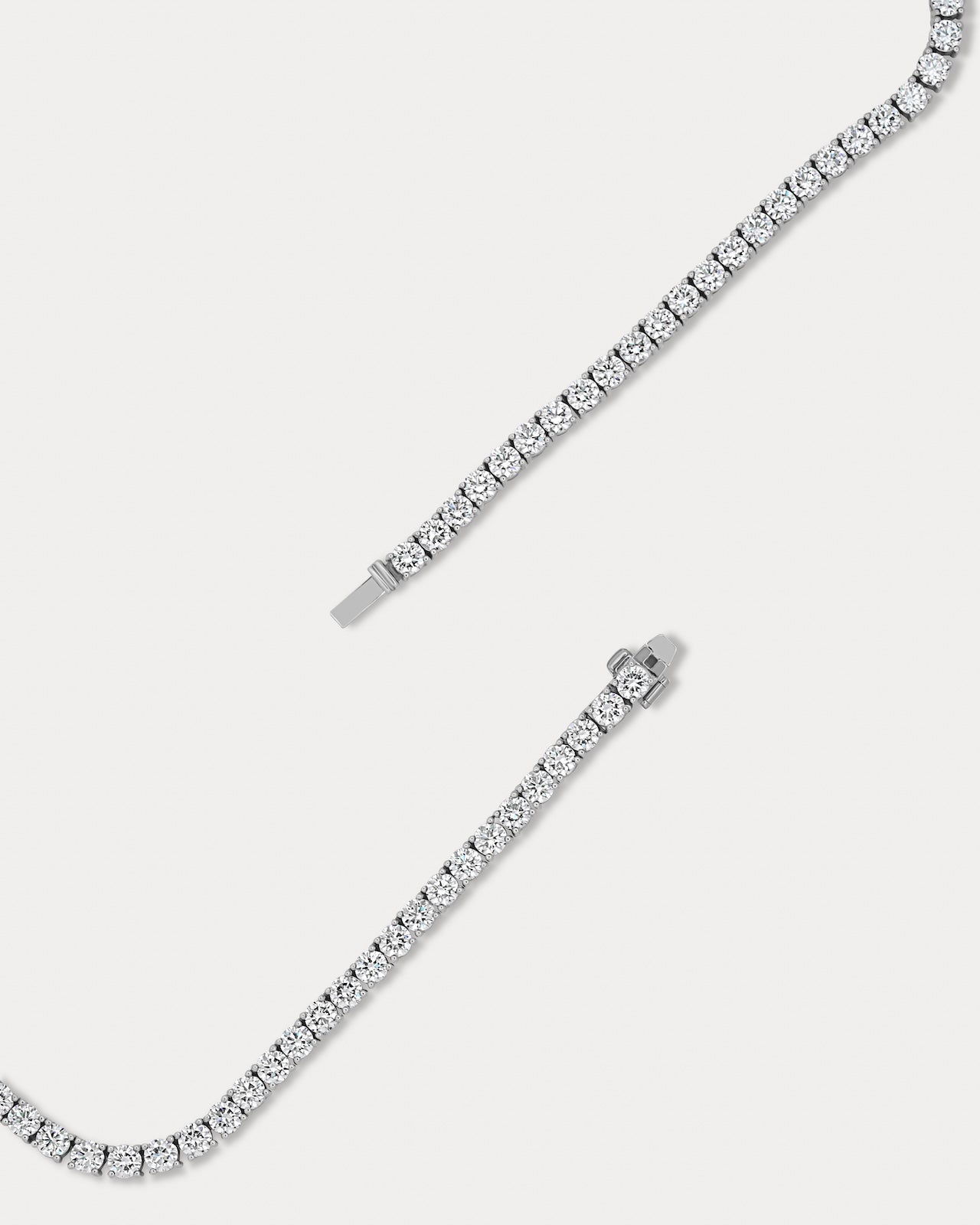 Collier tennis gradué à quatre griffes de taille moyenne