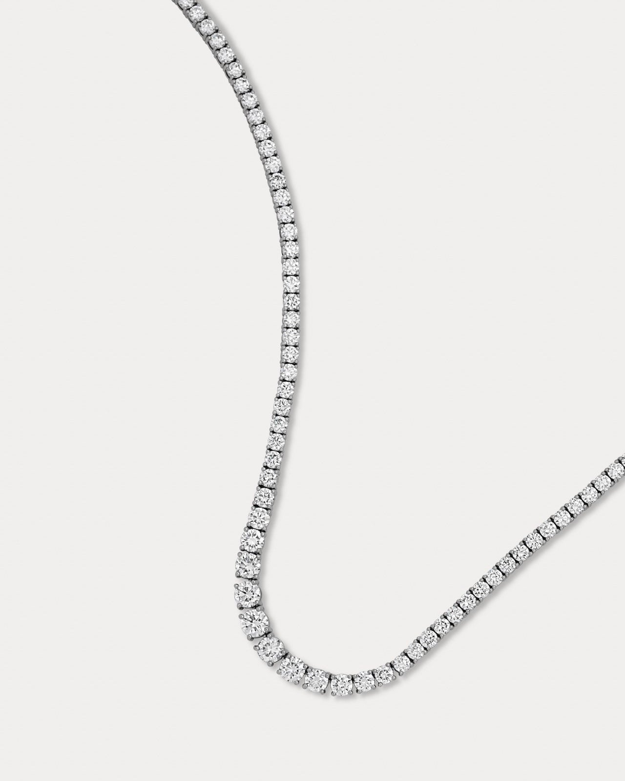 Collier tennis gradué à quatre griffes de taille moyenne