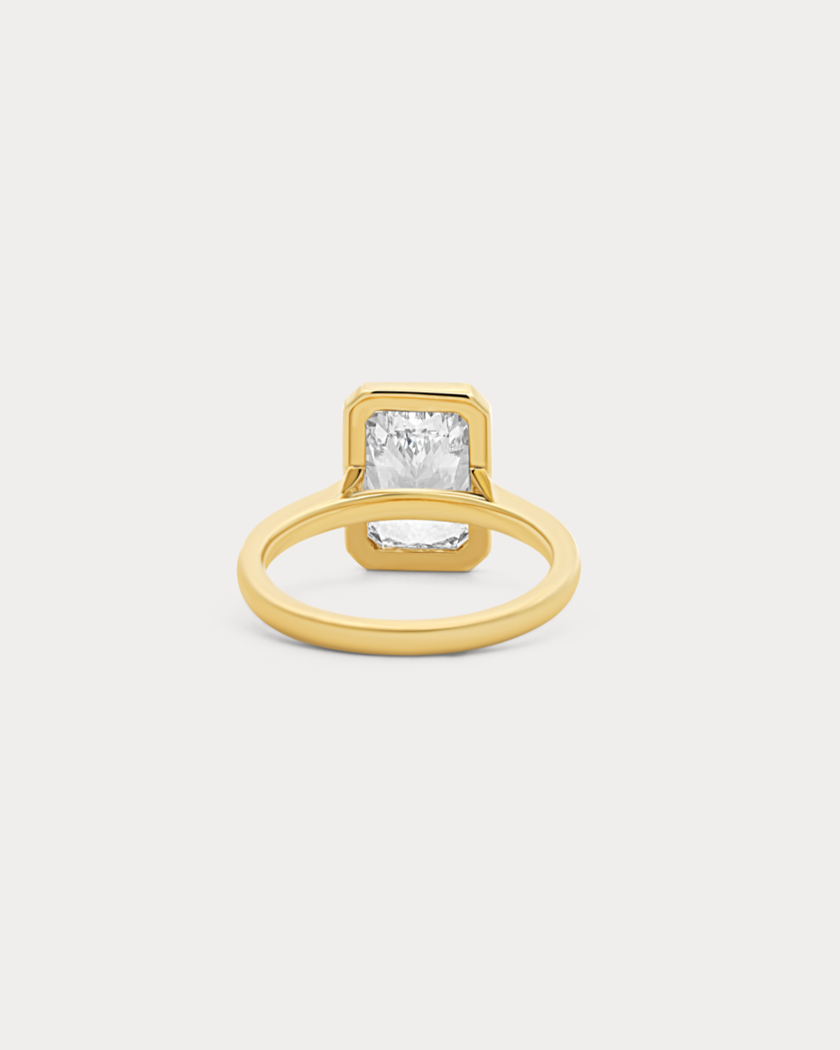 Bague de fiançailles avec lunette taille radiant