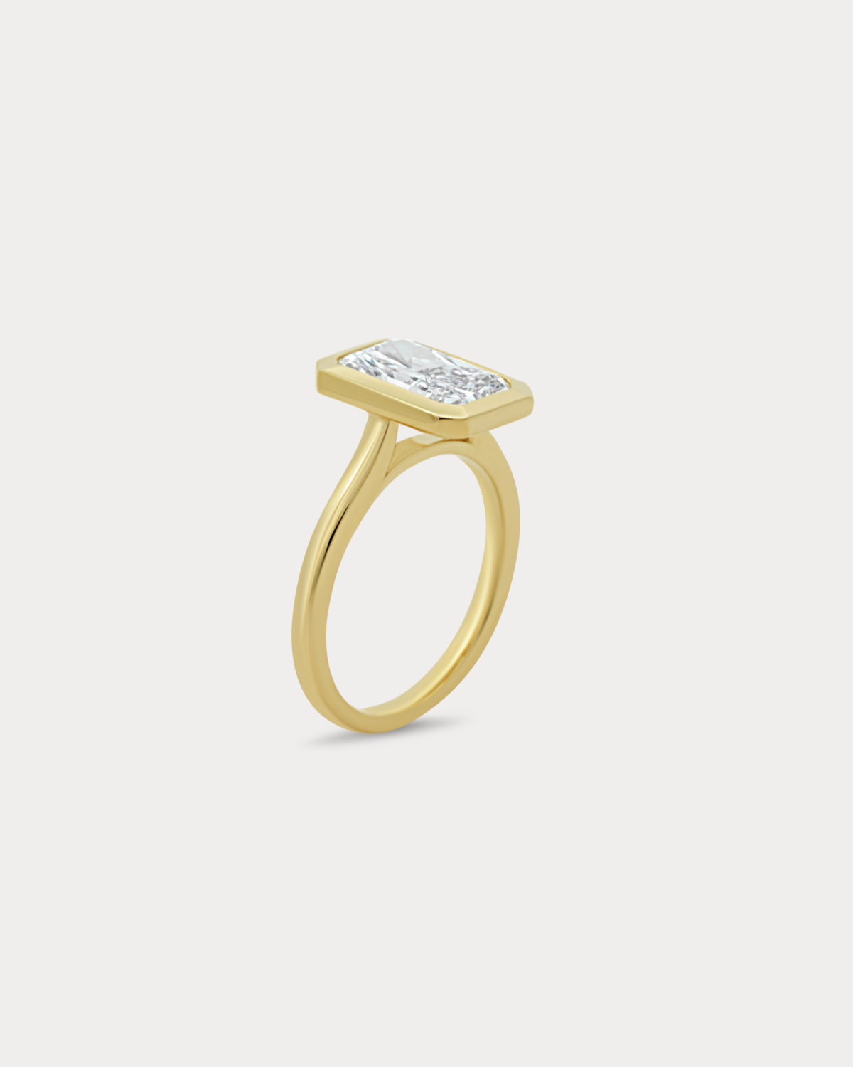 Bague de fiançailles avec lunette taille radiant