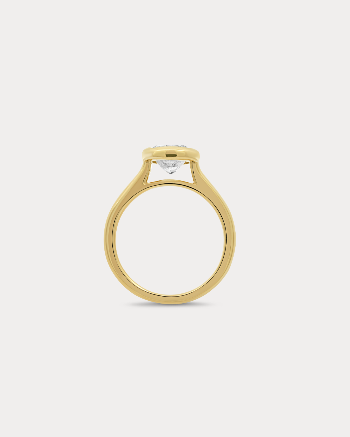 Bague de fiançailles à serti clos avec coussin allongé