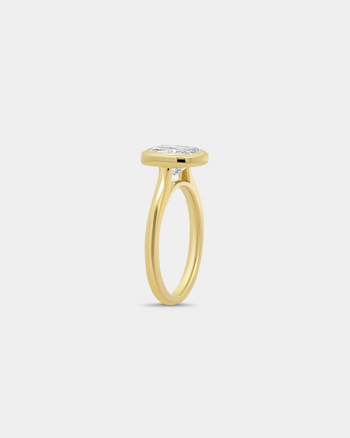 Bague de fiançailles à serti clos avec coussin allongé