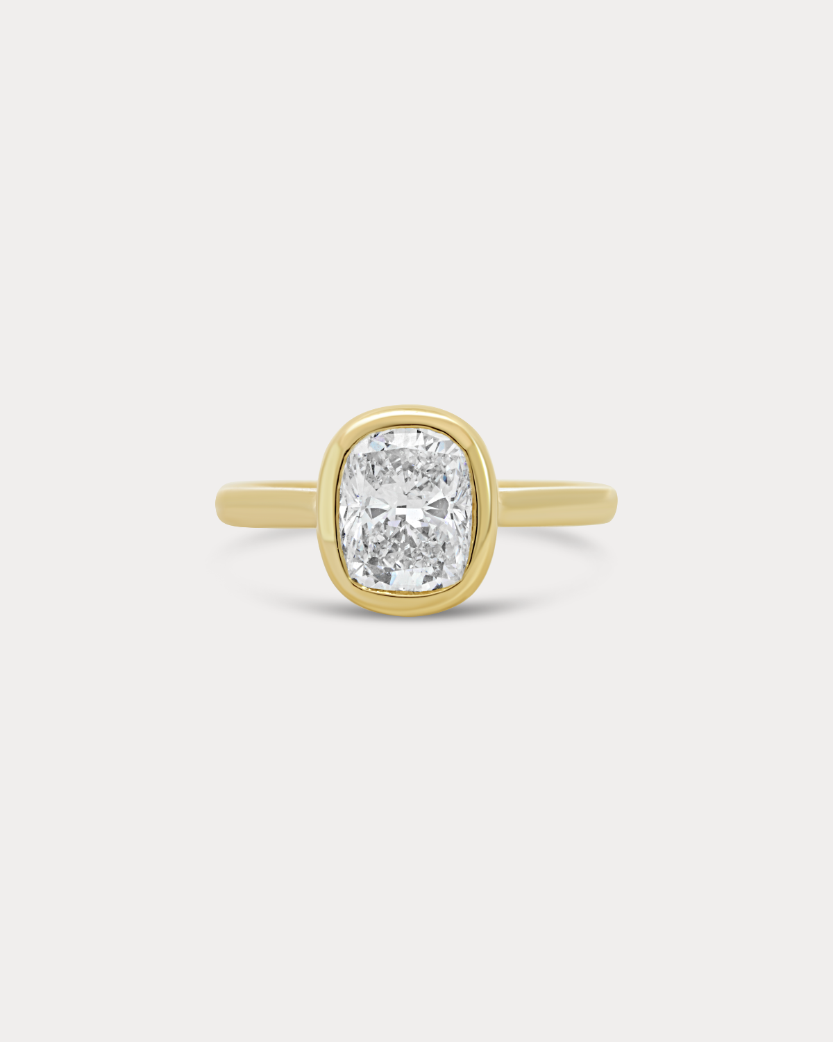 Bague de fiançailles à serti clos avec coussin allongé
