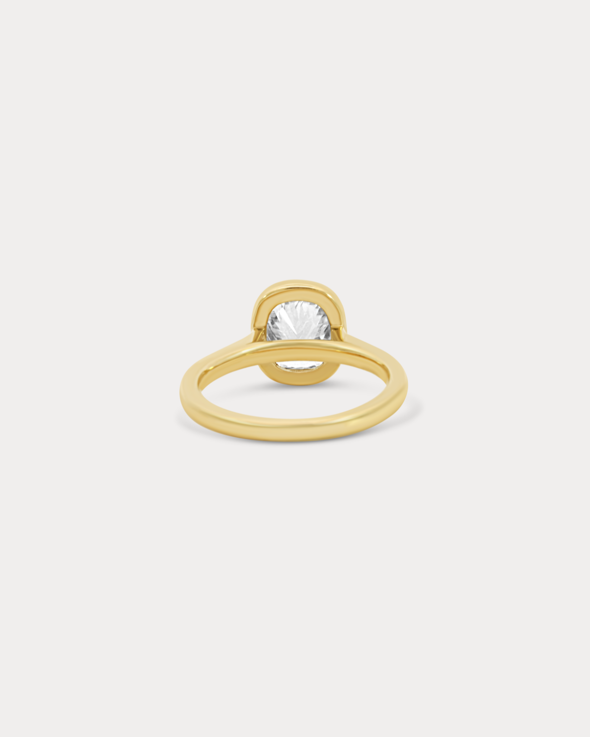 Bague de fiançailles à serti clos avec coussin allongé