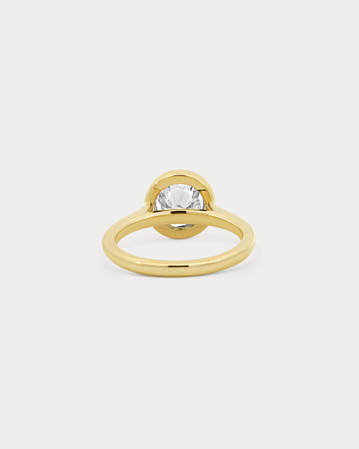 Bague de fiançailles à taille ronde sertie de lunette