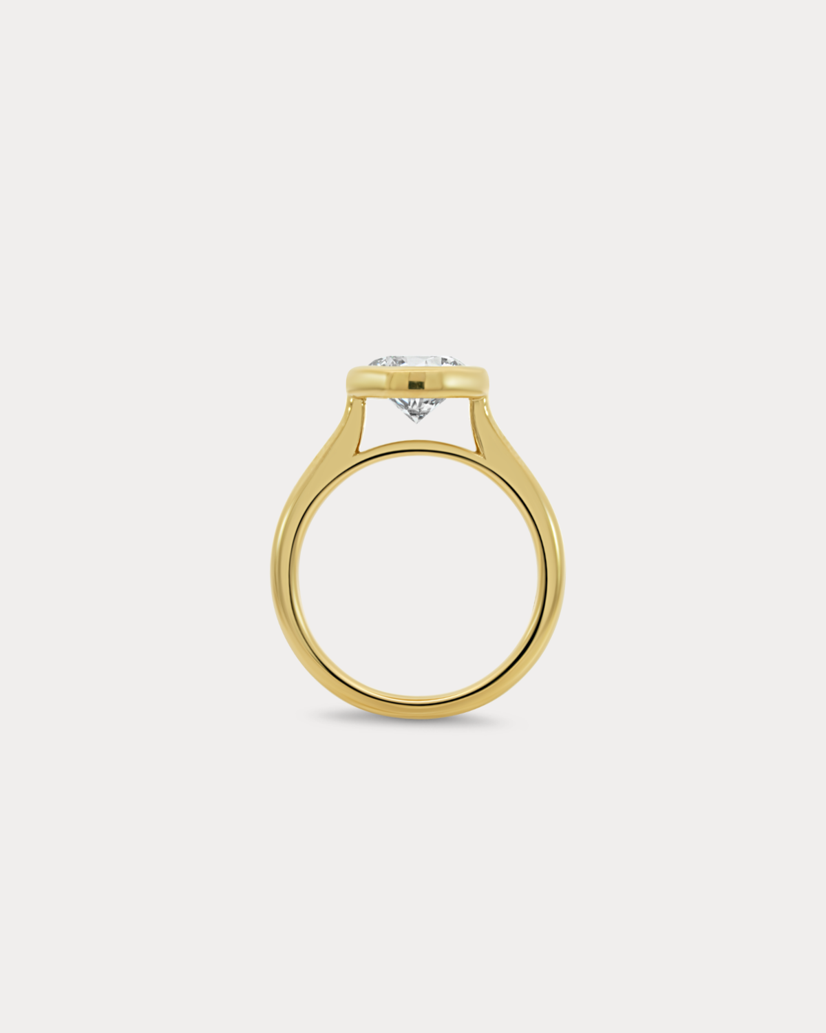 Bague de fiançailles à taille ronde sertie de lunette