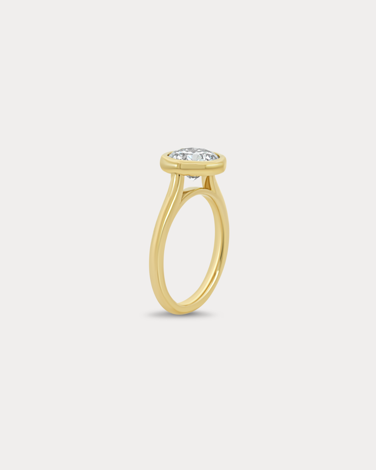 Bague de fiançailles à taille ronde sertie de lunette