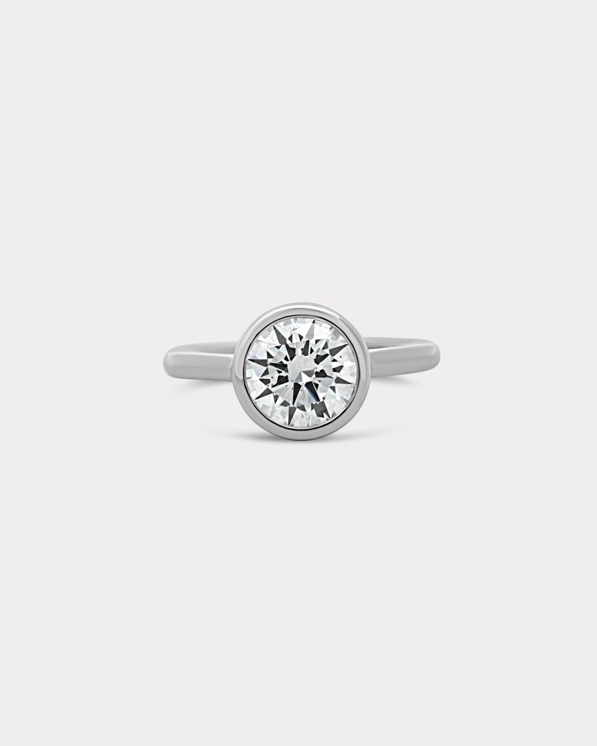 Bague de fiançailles à taille ronde sertie de lunette