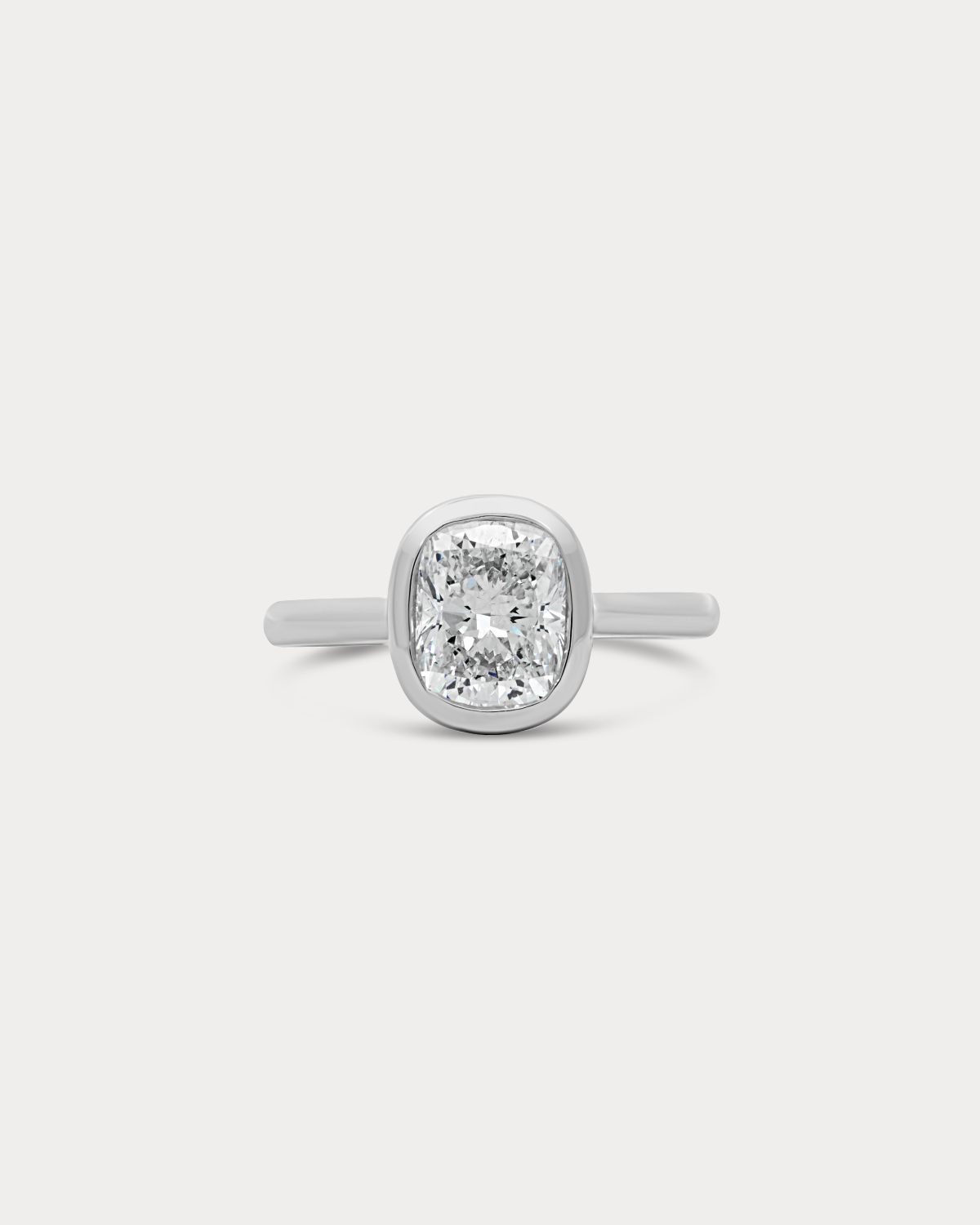 Bague de fiançailles à serti clos avec coussin allongé