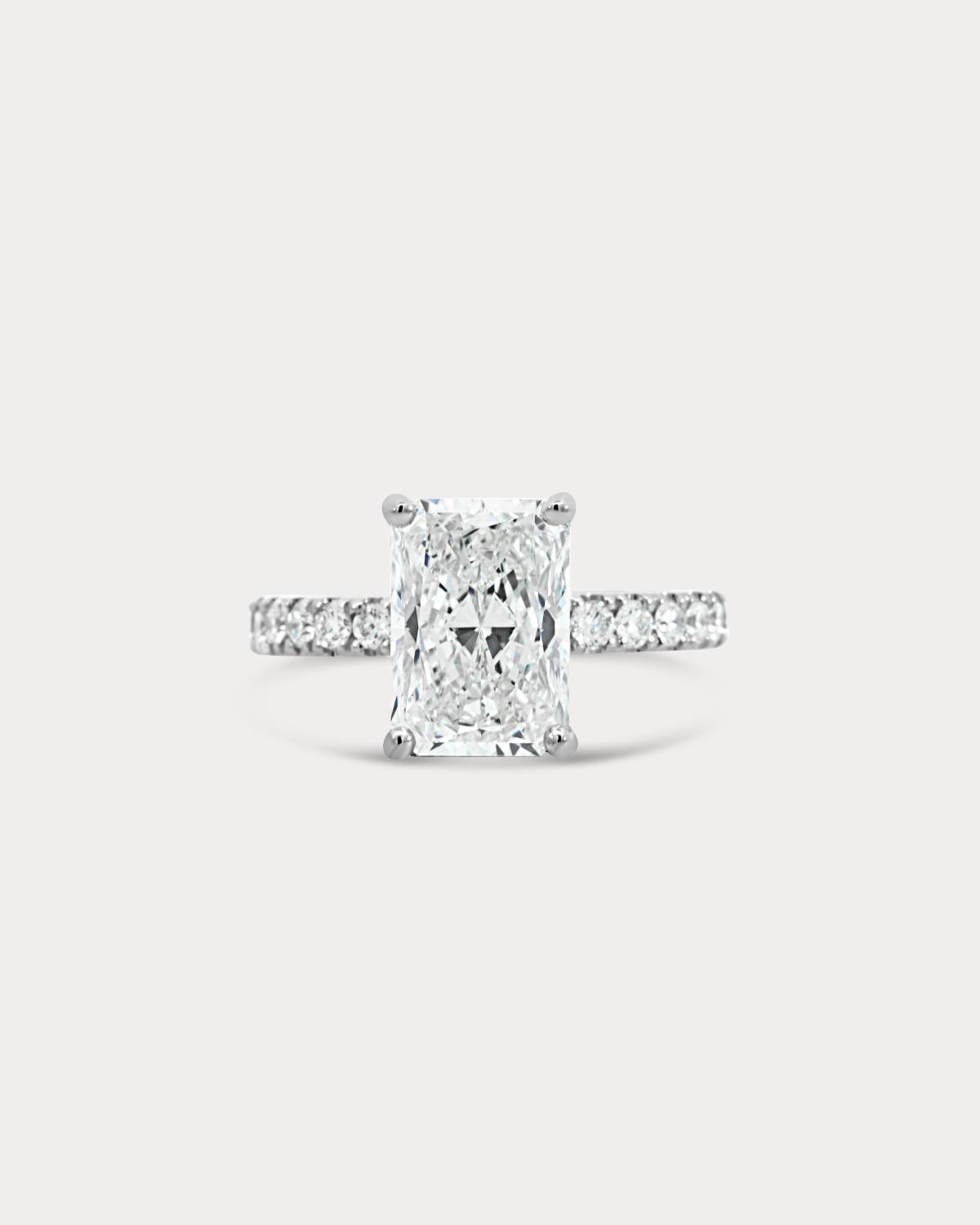 Bague de fiançailles taille radiant avec halo caché