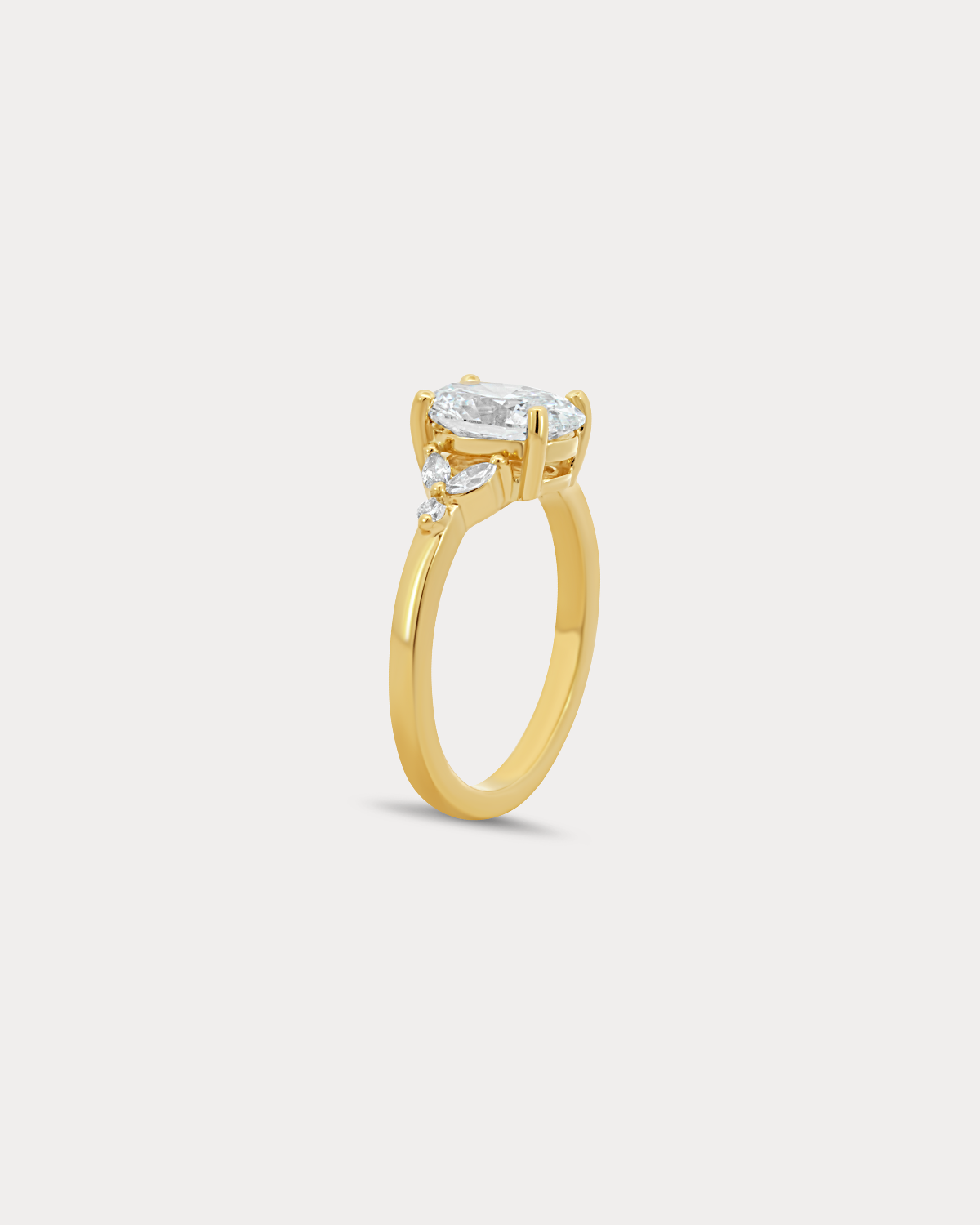 BAGUE DE FIANÇAILLES EN DIAMANT OVALE AVEC PIERRE LATÉRALE TAILLE MARQUISE