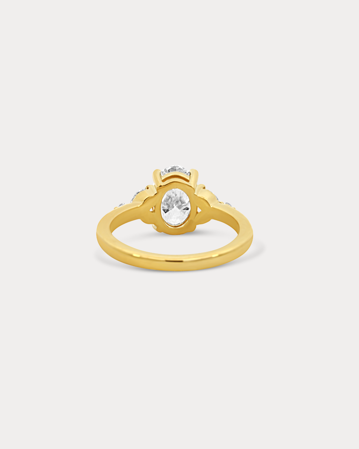 BAGUE DE FIANÇAILLES EN DIAMANT OVALE AVEC PIERRE LATÉRALE TAILLE MARQUISE