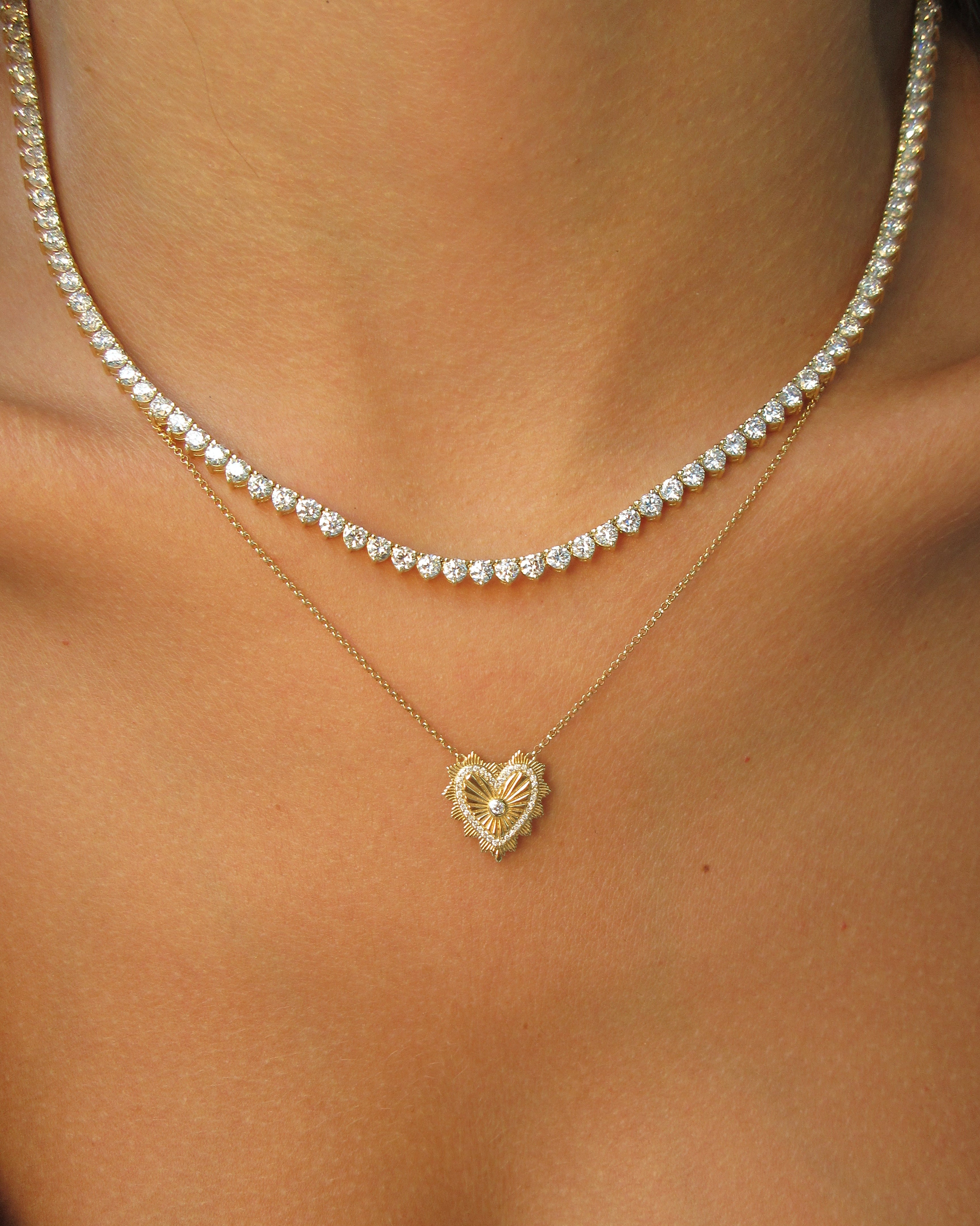 Pendentif soleil en forme de cœur cannelé en or et diamants