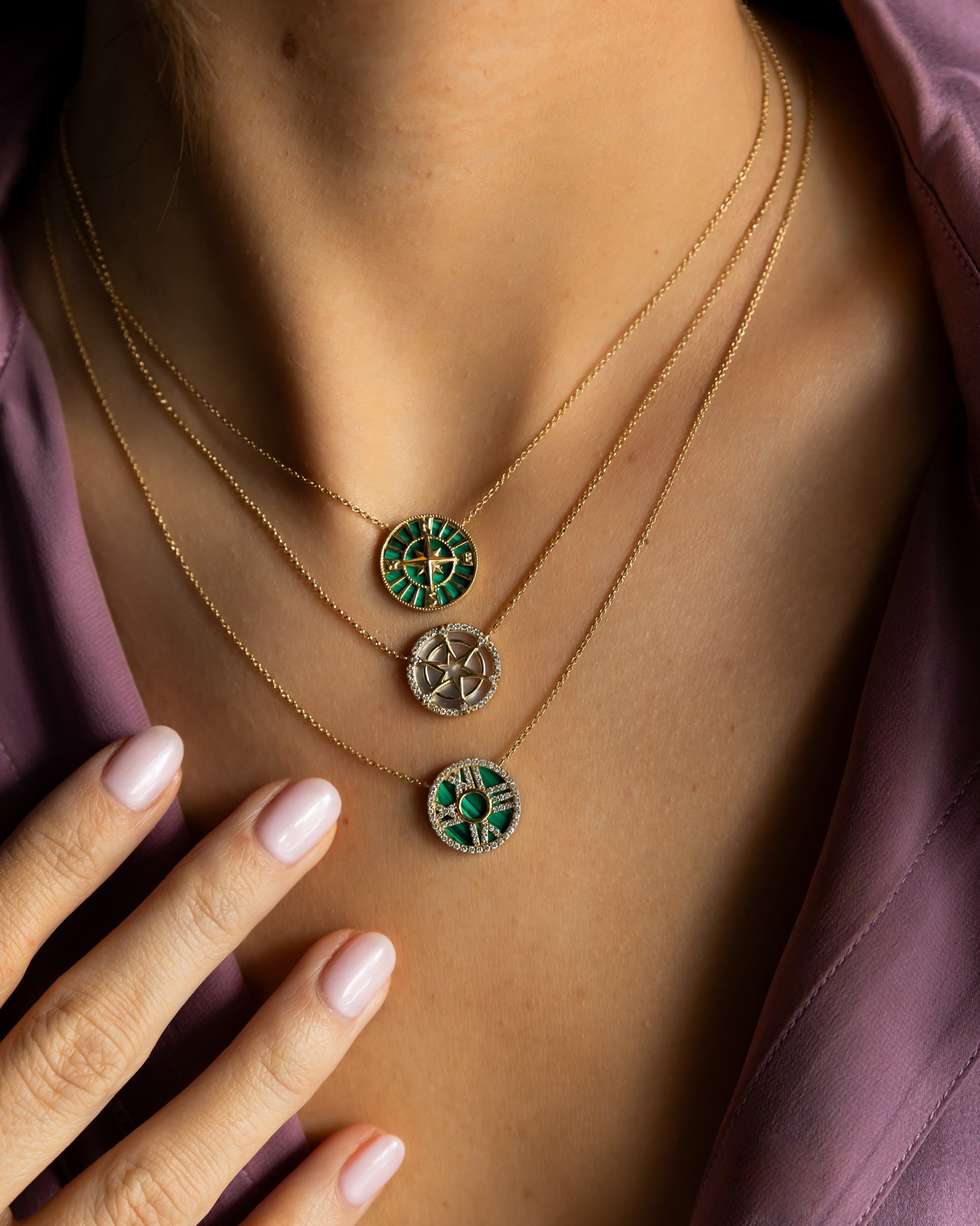 Pendentif boussole en or avec incrustation de malachite