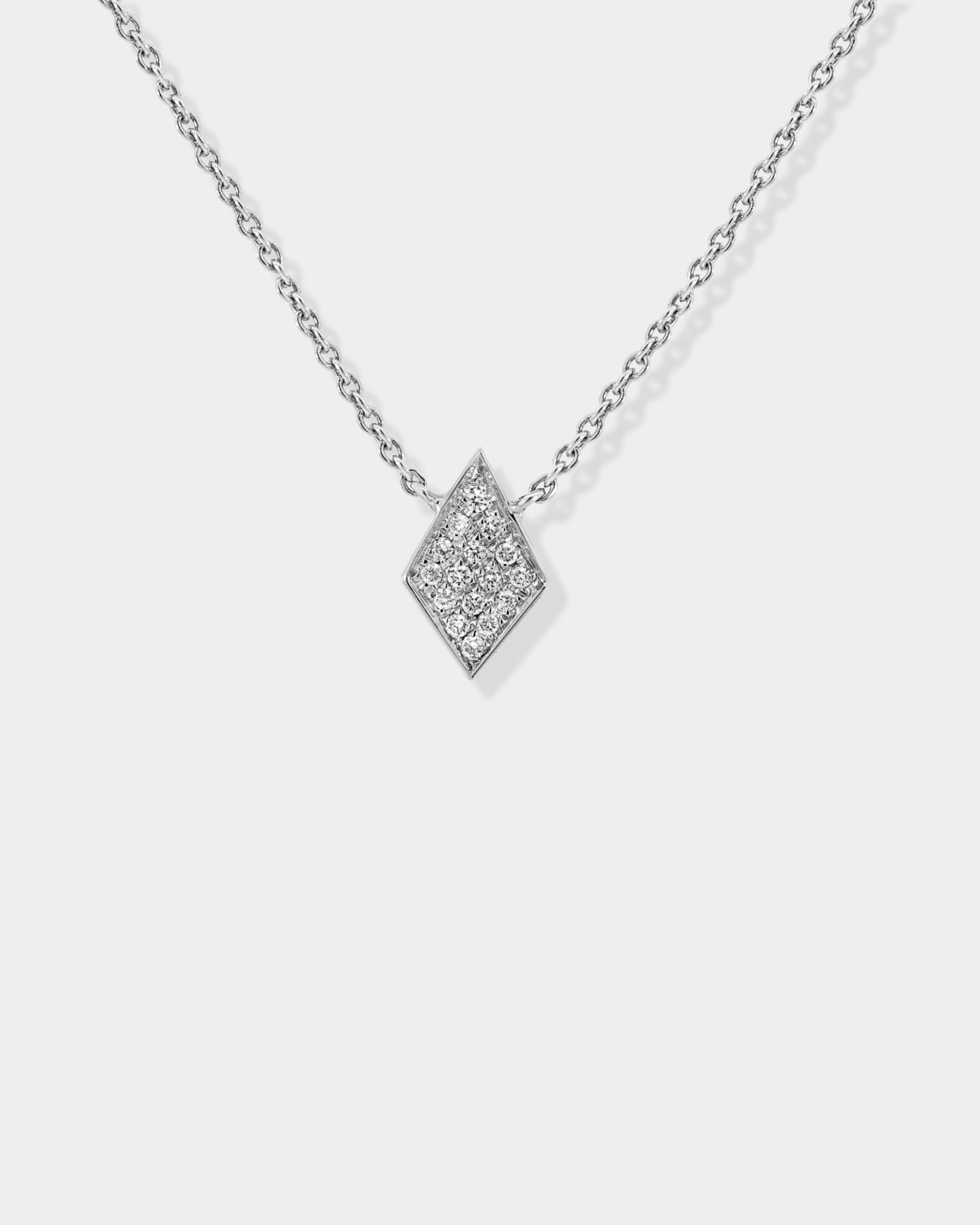 Collier pavé de diamants en forme de diamant