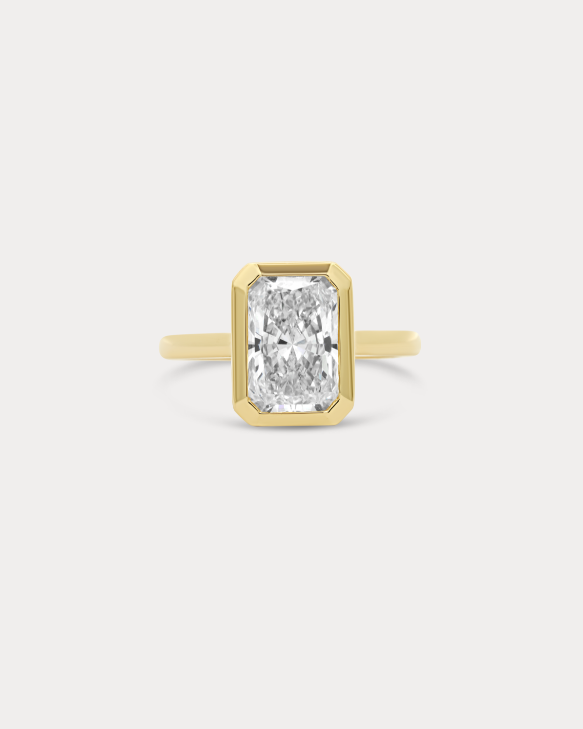 Bague de fiançailles avec lunette taille radiant
