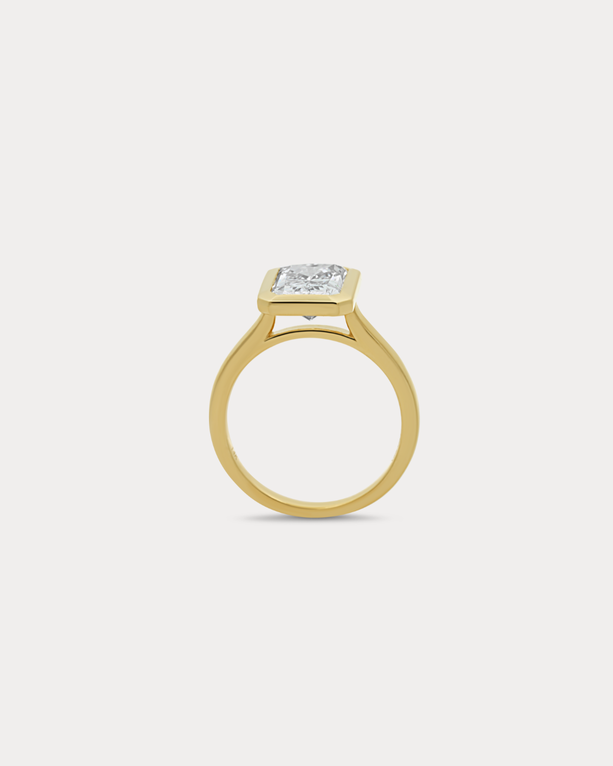 Bague de fiançailles avec lunette taille radiant