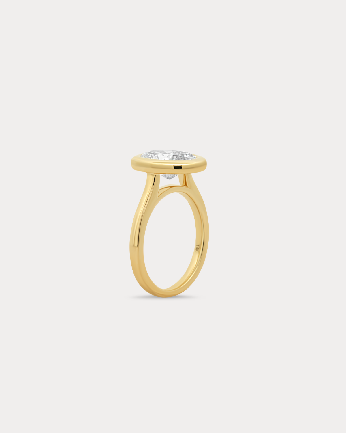 Bague de fiançailles à lunette taille ovale