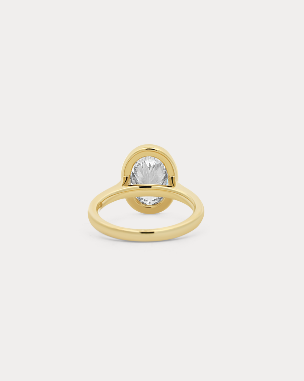 Bague de fiançailles à lunette taille ovale