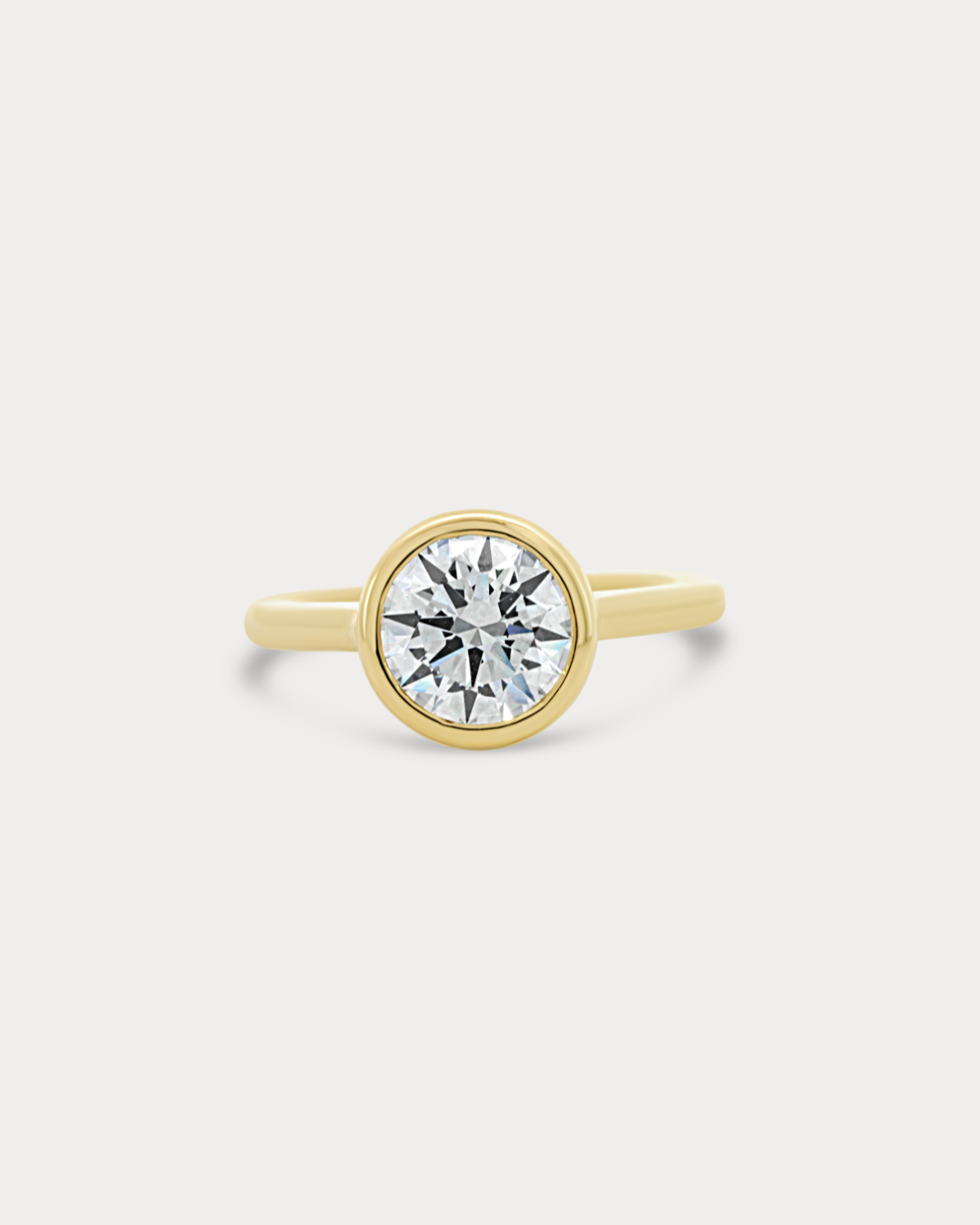 Bague de fiançailles à taille ronde sertie de lunette
