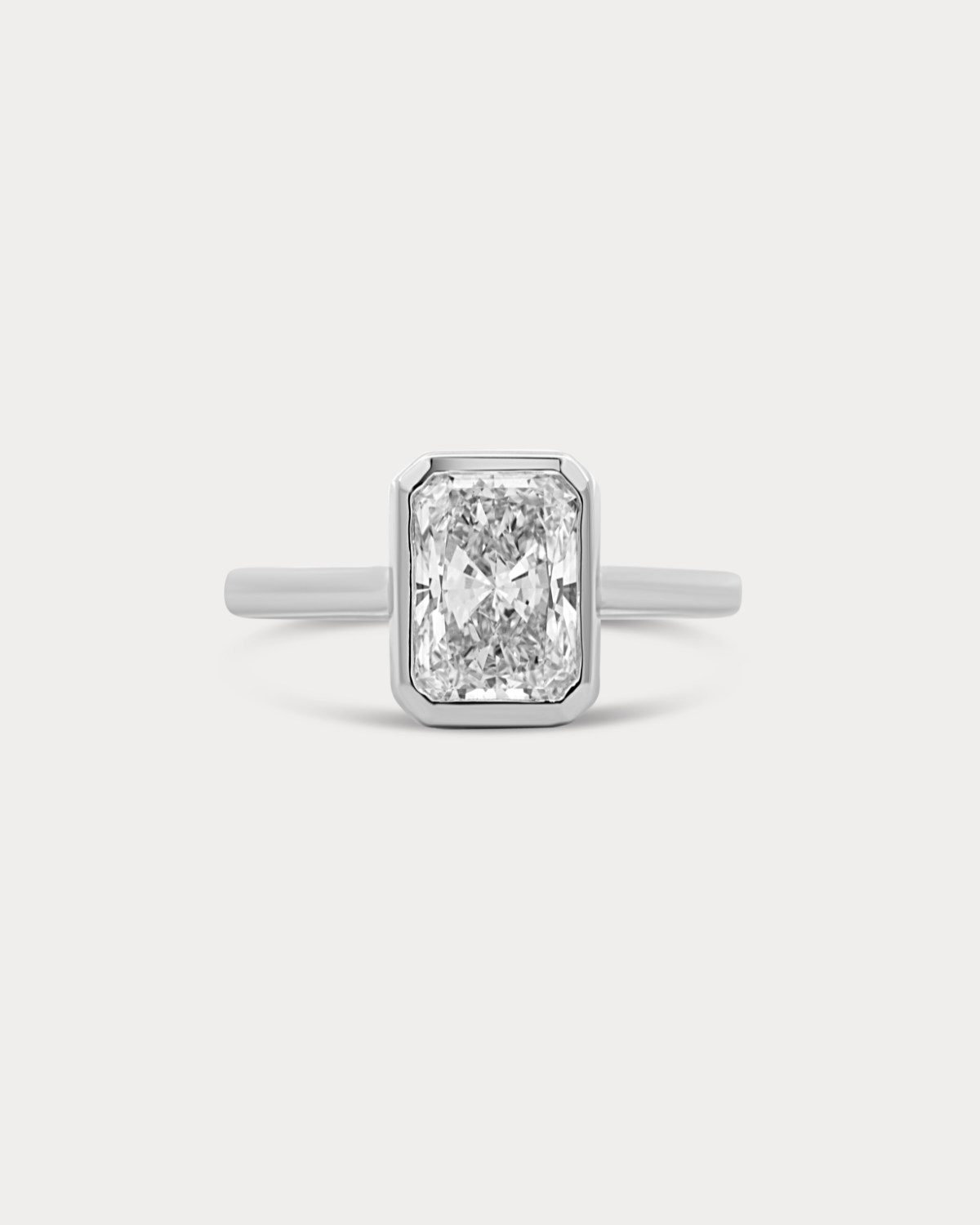 Bague de fiançailles avec lunette taille radiant