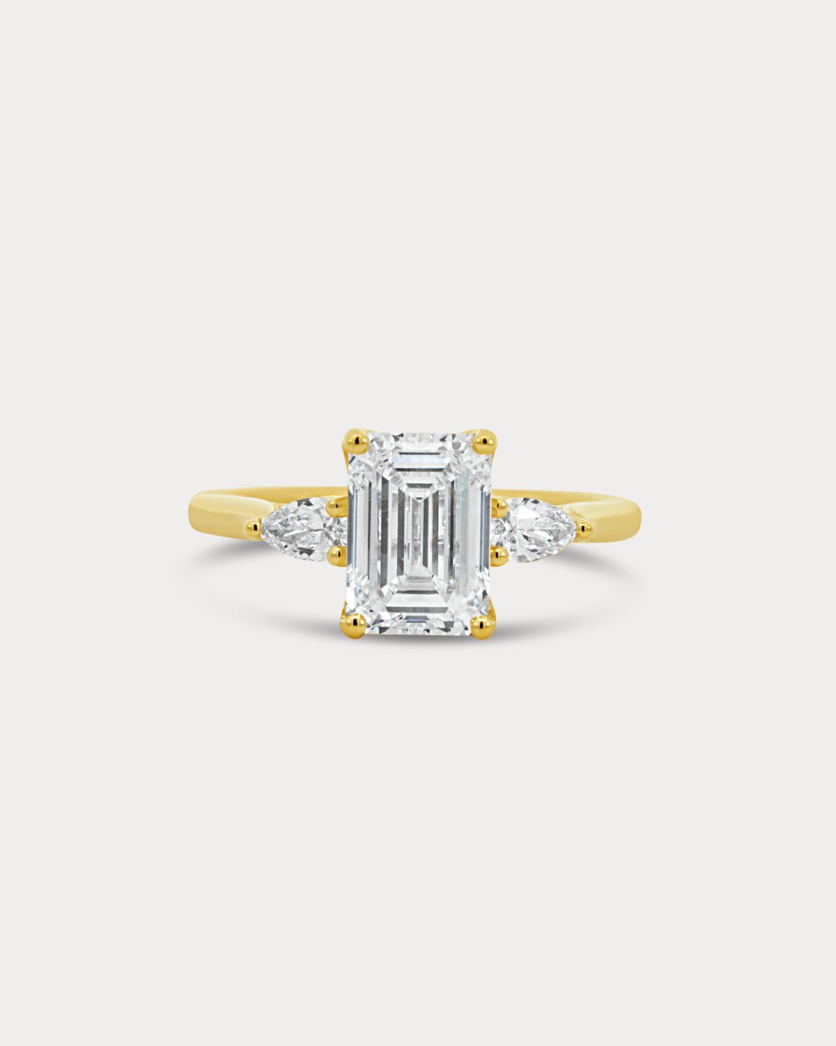 Bague de fiançailles en diamant taille émeraude avec pierres latérales en forme de poire