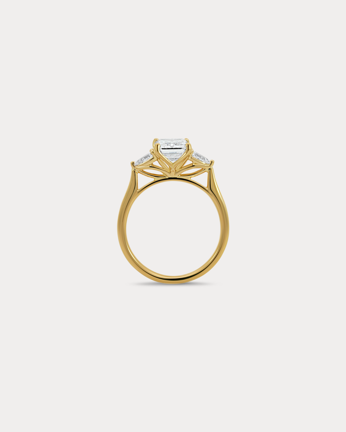 Bague de fiançailles en diamant taille émeraude avec pierres latérales en forme de poire