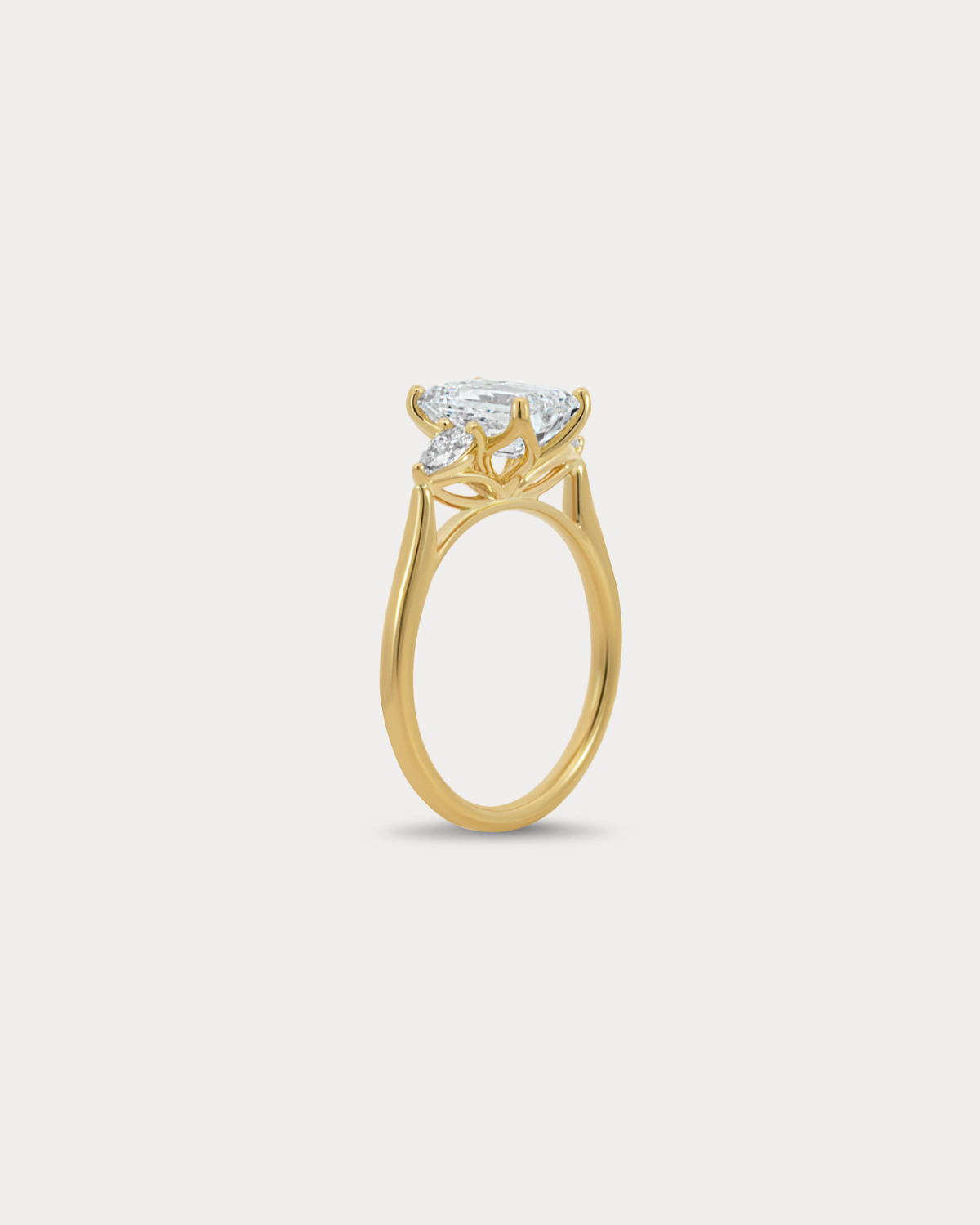 Bague de fiançailles en diamant taille émeraude avec pierres latérales en forme de poire
