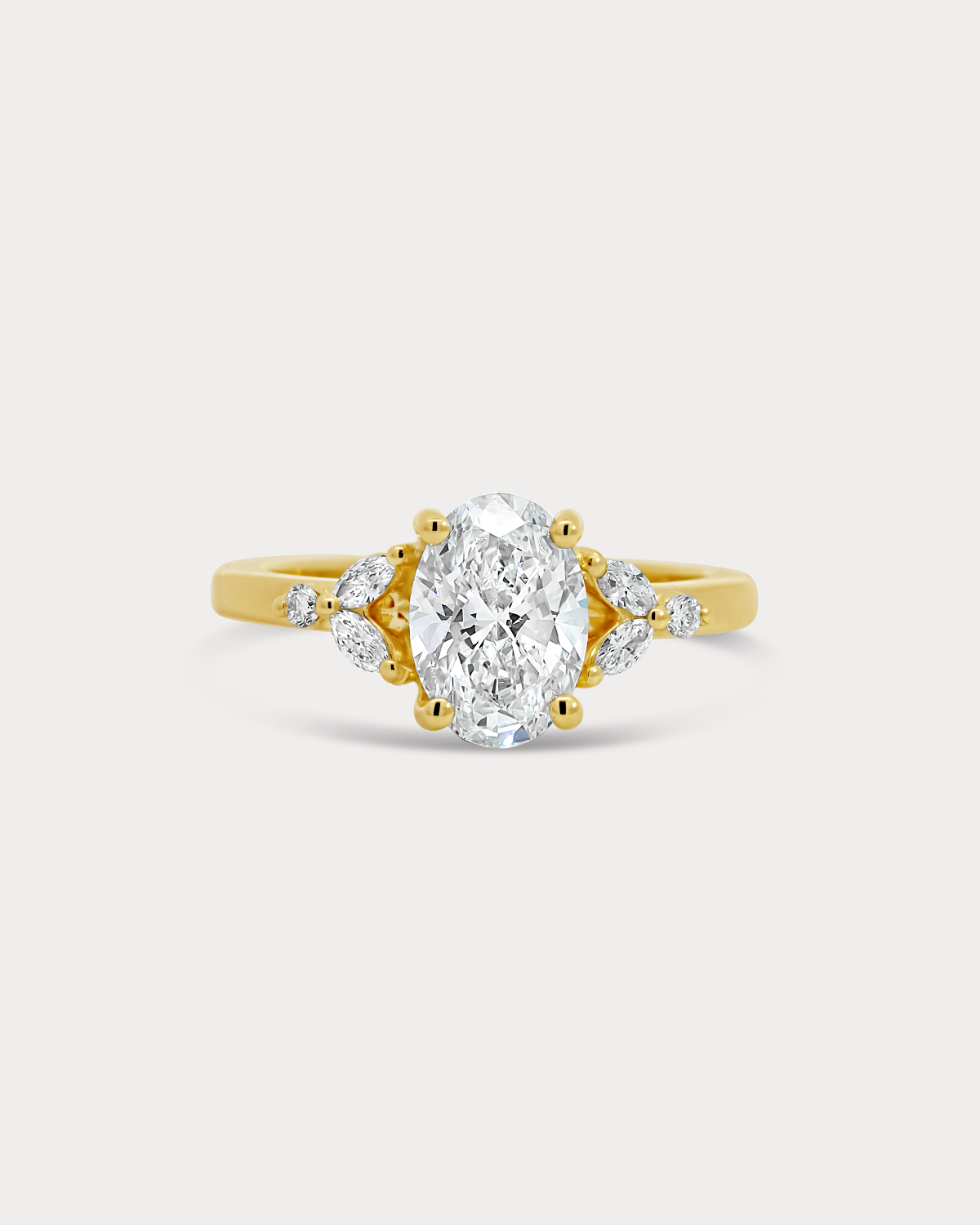 BAGUE DE FIANÇAILLES EN DIAMANT OVALE AVEC PIERRE LATÉRALE TAILLE MARQUISE
