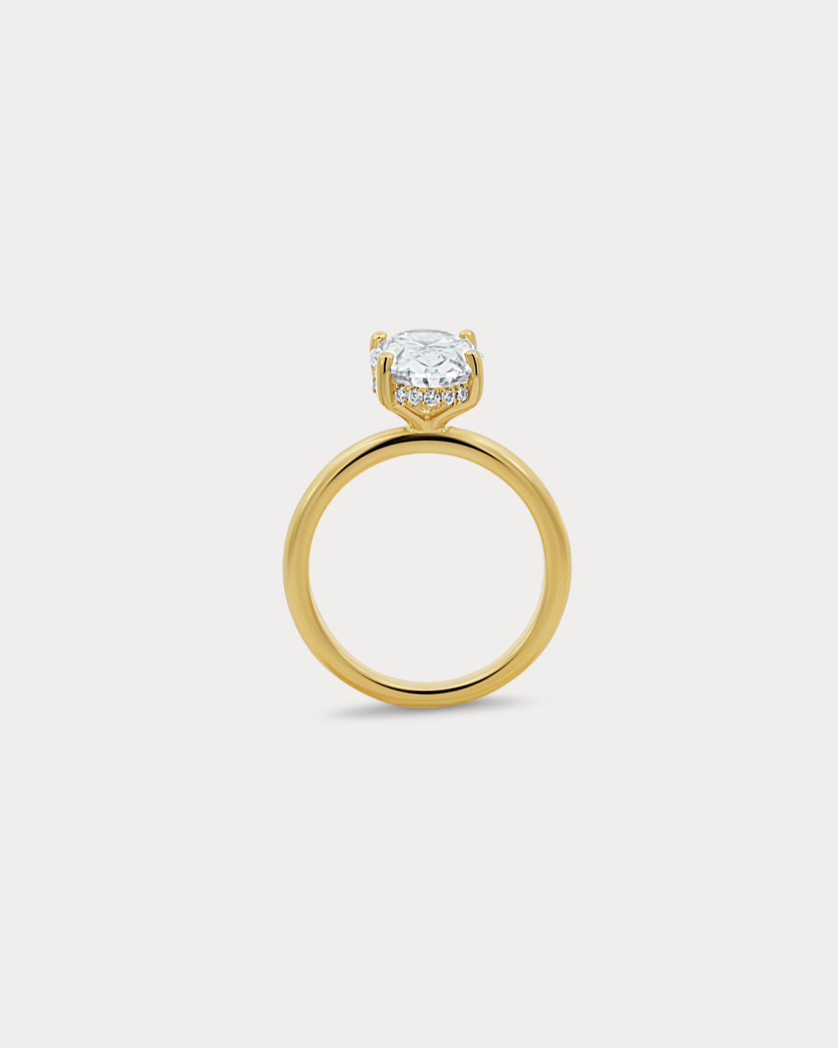 Bague de fiançailles taille ovale avec halo caché