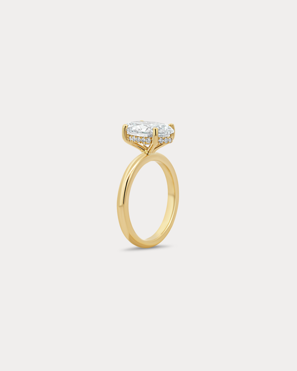 Bague de fiançailles taille ovale avec halo caché