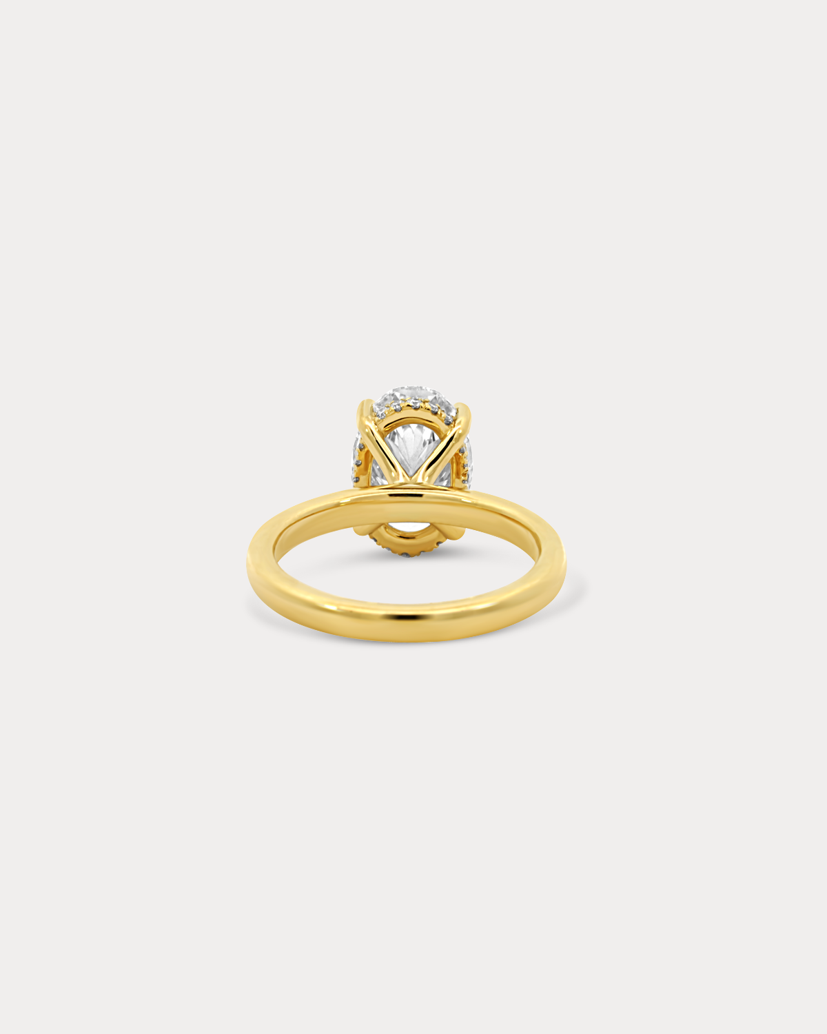 Bague de fiançailles taille ovale avec halo caché