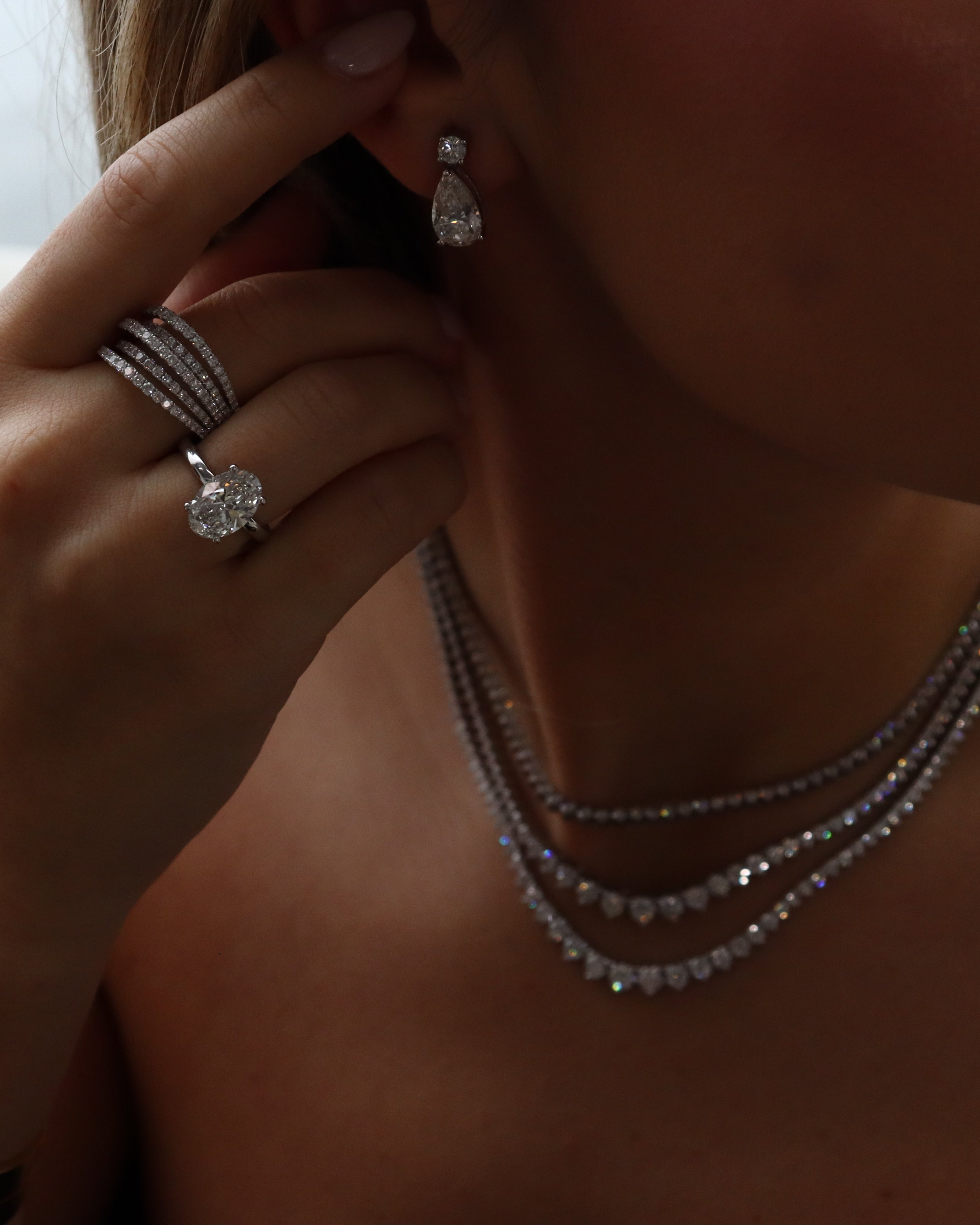 Bague de fiançailles en diamant de laboratoire ovale avec halo caché