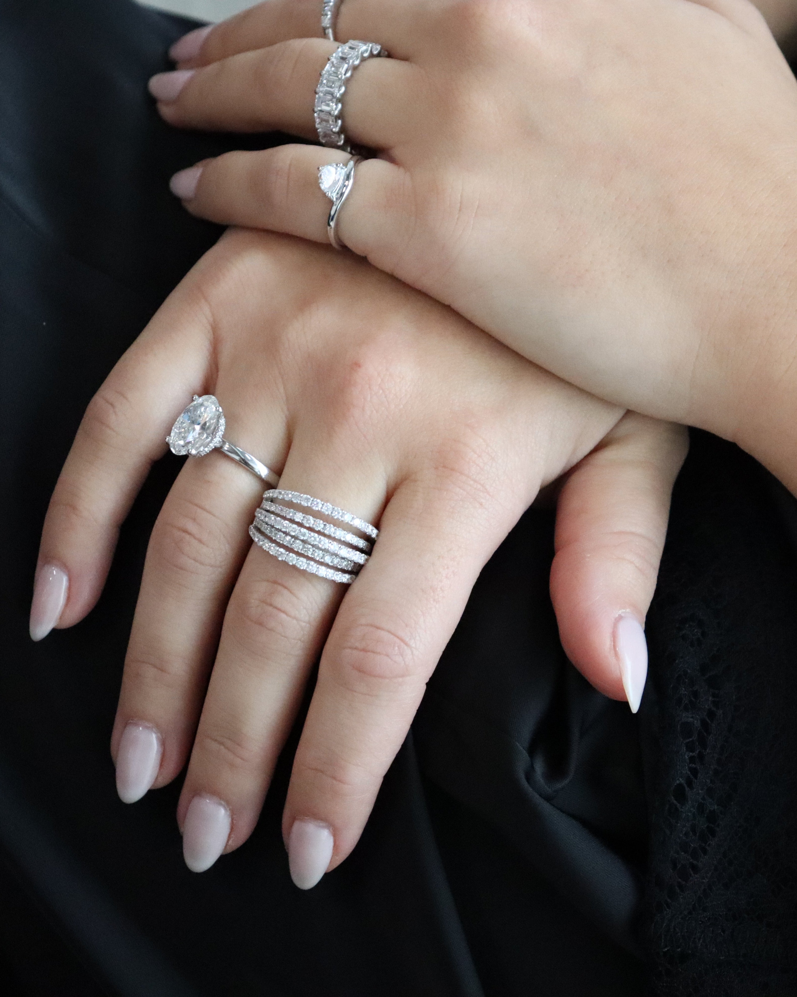 Bague de fiançailles en diamant de laboratoire ovale avec halo caché