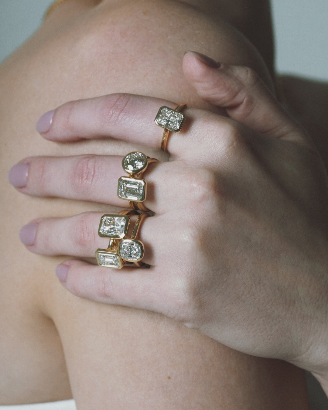 Bague de fiançailles à taille ronde sertie de lunette